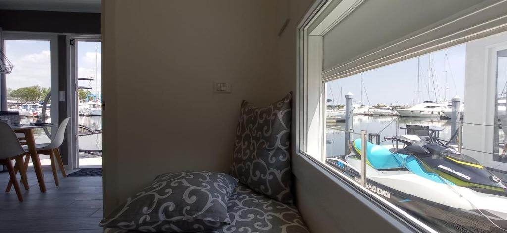 Bazén v ubytování Marina degli Estensi Floating Resort nebo v jeho okolí