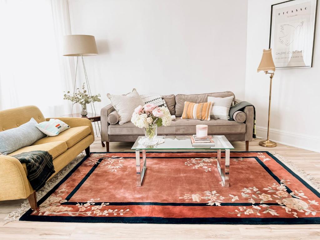 Posezení v ubytování Designer Home 2 Bedroom - 20min to NYC WTC - Private Backyard
