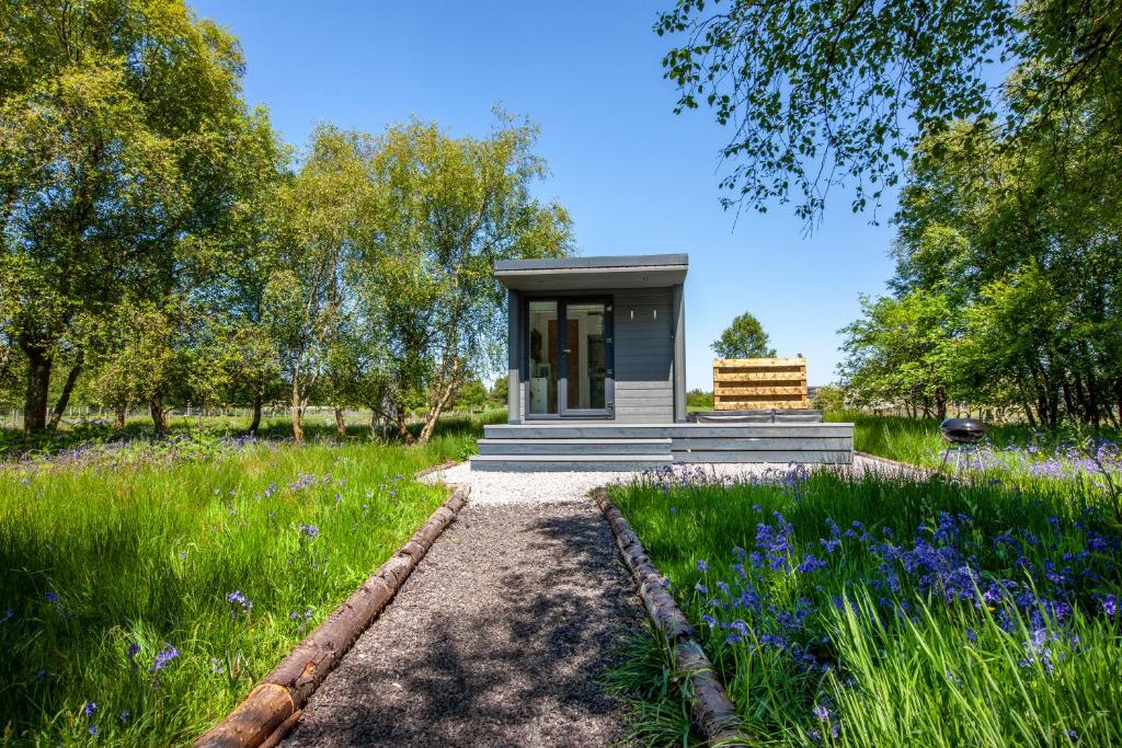 Taman di luar The Stag, Luxury pod with hot tub, Croft4glamping