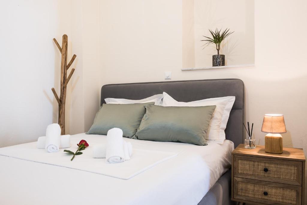 Giường trong phòng chung tại Or Noir Suites