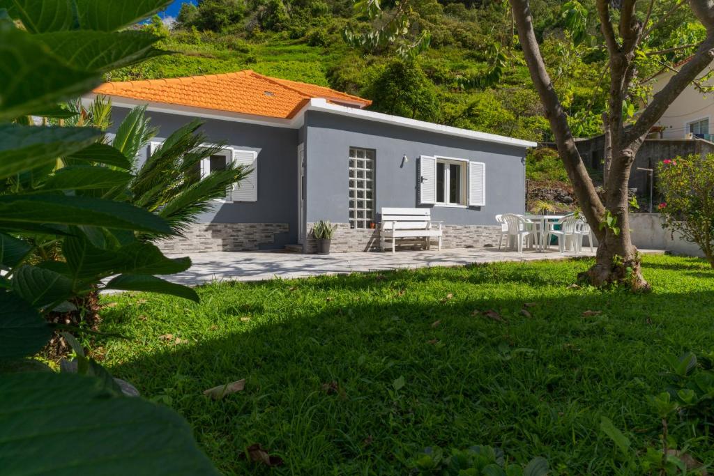 Casa da Hortência do Faial في Faial: منزل مستأجر مع حديقة وحديقة