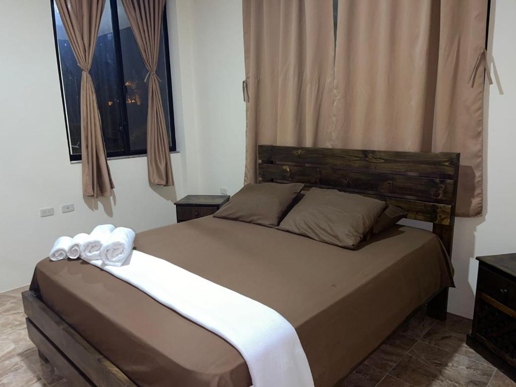 um quarto com uma cama com duas toalhas em Departamento vista al mar en Puerto López em Puerto López