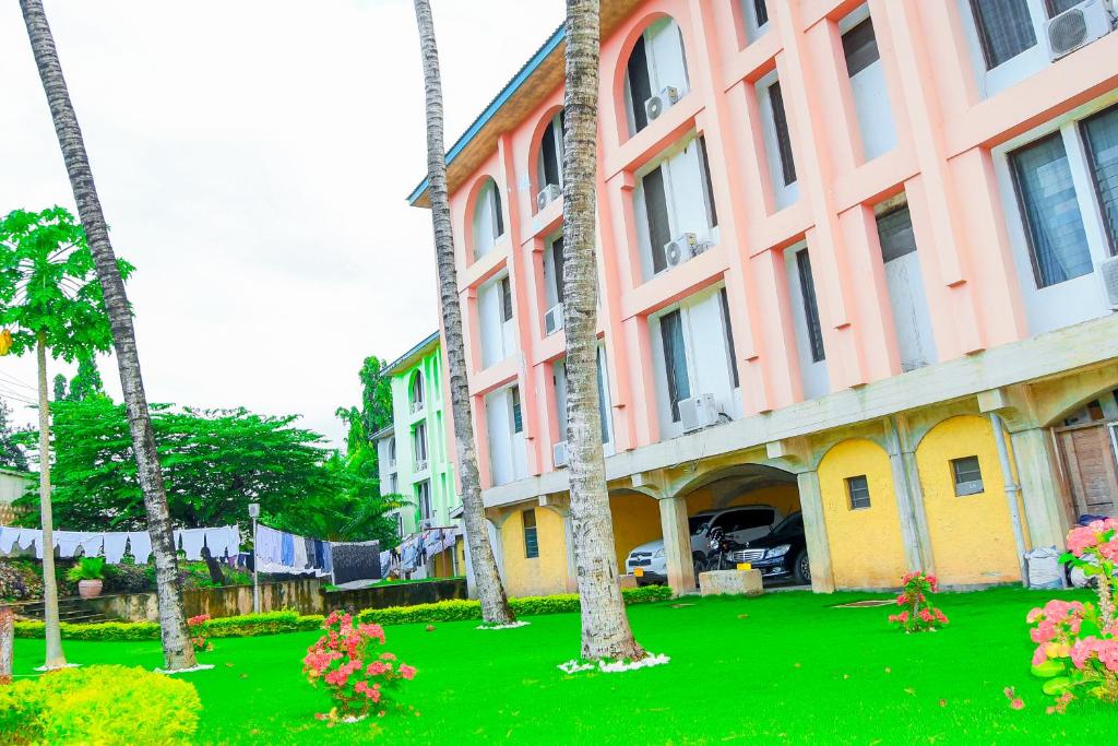 un edificio con palmeras delante en Taste of Mexico Hostel en Dar es Salaam