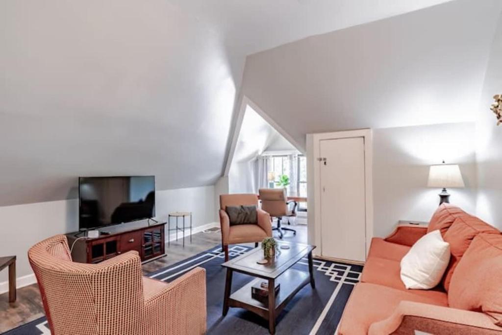 Dauphin District Darling4 ApartmentsFullBuilding, Mobile Updated