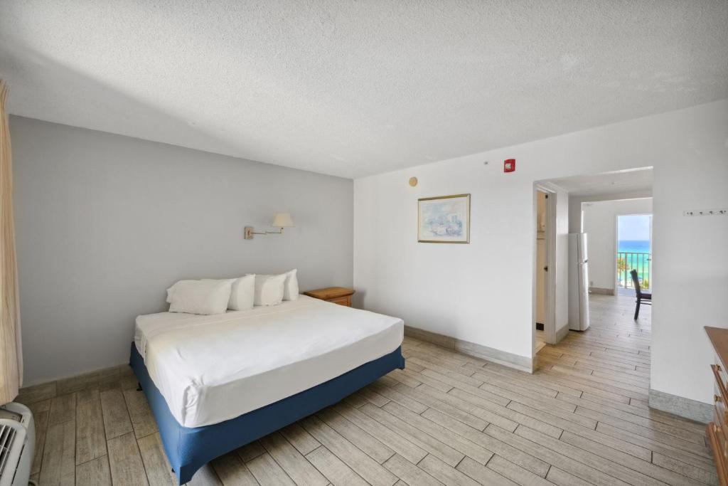 HOLIDAY TERRACE BEACHFRONT HOTEL, A BY THE SEA RESORT $63 ($̶1̶5̶8̶) -  Updated 2023 Prices & Motel Reviews - Panama City Beach, FL