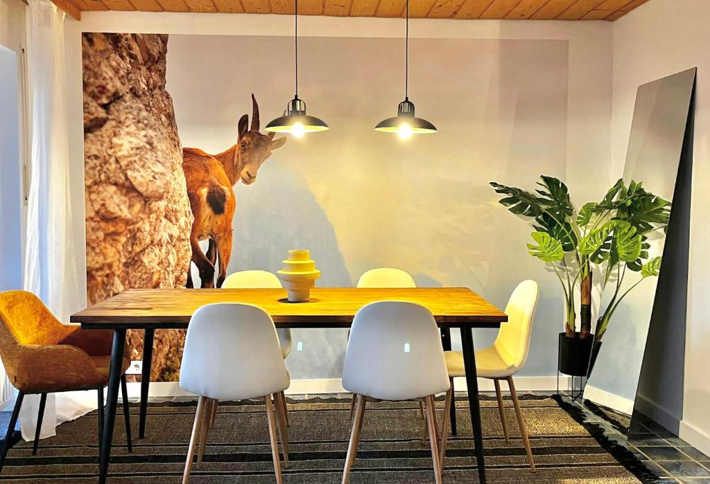 une salle à manger avec une table et un cerf sur le mur dans l'établissement Maisonettewohnung Steinbock mit Bergblick, à Bayrischzell