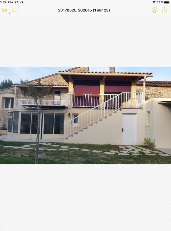 une maison avec un escalier en face de celle-ci dans l'établissement Maison de Louna, à Noailles