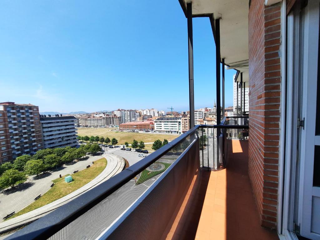 uma varanda com vista para a cidade em APARTAMENTO CENTRO GIJÓN con WIFI gratis y PARKING PÚBLICO próximo incluido em Gijón