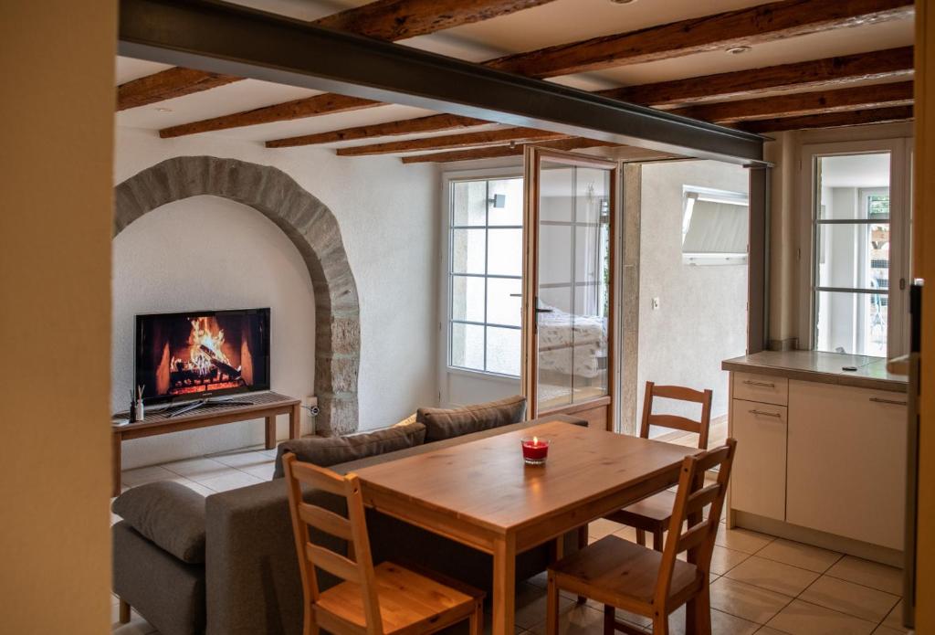 ein Wohnzimmer mit einem Tisch und einem Sofa in der Unterkunft Auberge de La Couronne in Mies