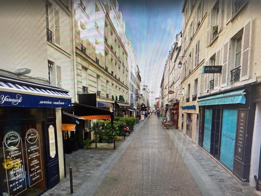 Paris proche Tour Eiffel / marché de Passy, Paris (updated prices 2024)