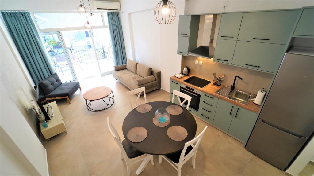 cocina y sala de estar con mesa y sillas en Incanto Luxury House, en Parga