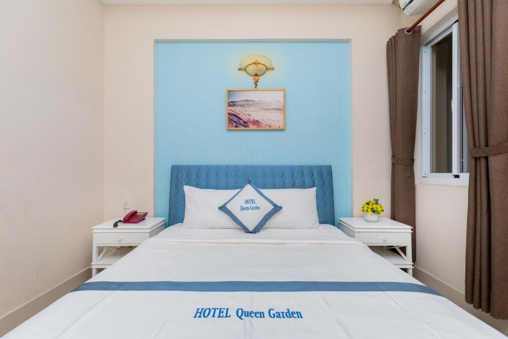 Giường trong phòng chung tại Queen Garden Hotel & Apartment