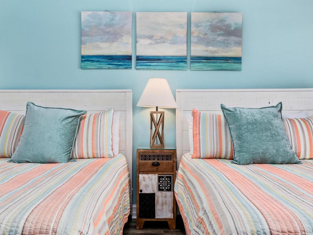 two beds sitting next to each other in a bedroom at Lr 119 - Simpatico in Rockport