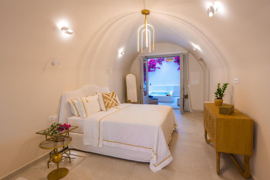 Photo from La Madeleine in , Santorini, Greece