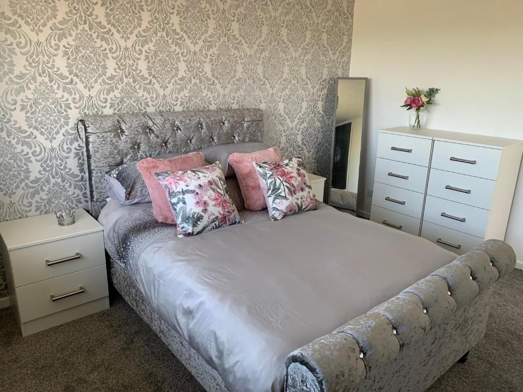 A bed or beds in a room at SUNNY PRESTATYN APARTMENT