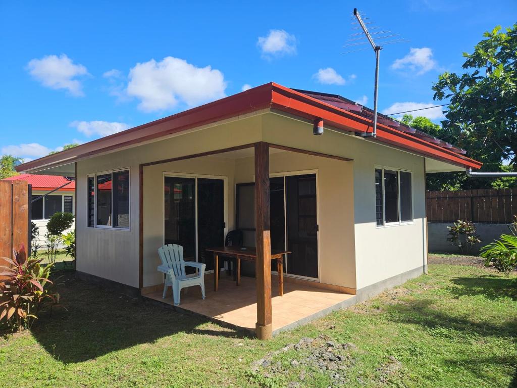 a small shed with a table and a chair at Miki Miki Surf Lodge in Moorea