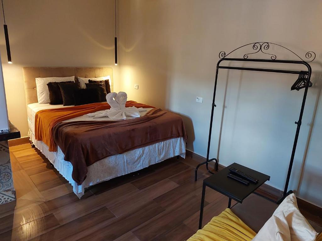 um quarto com uma cama com uma toalha em Toca Hospedaria - Centro em São Bento do Sapucaí