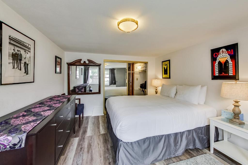 a bedroom with a large white bed and a dresser at Charming 1 Br Apt Near Ocean & Sutro Heights Park in San Francisco