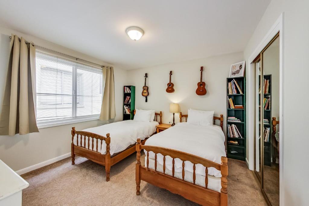 a bedroom with two beds and a window at Outer Sunset Home Sleeps 6 Parking Wd in San Francisco