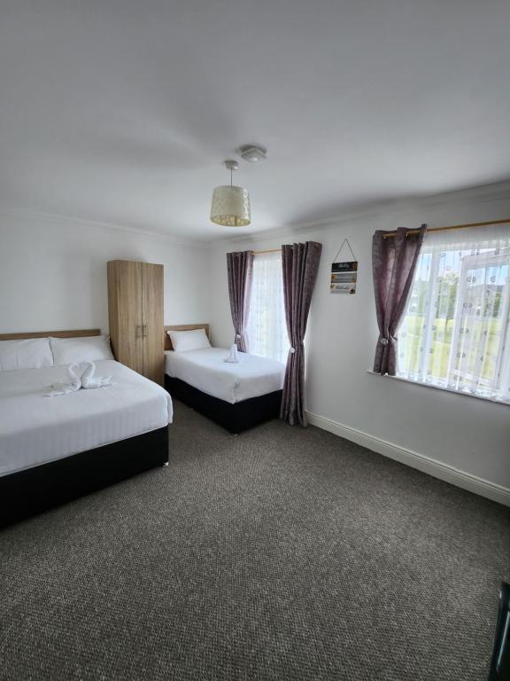 Habitación de hotel con 2 camas y ventana en New room with free minibar&tea&coffee, en Dublín