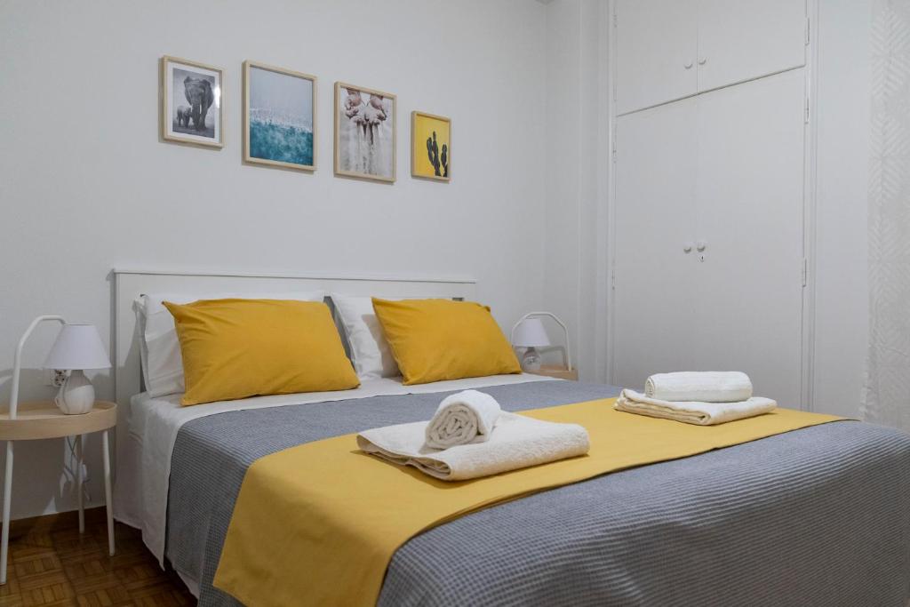 una camera da letto con un letto e due asciugamani di Lovely Apartment In Central Athens ad Atene