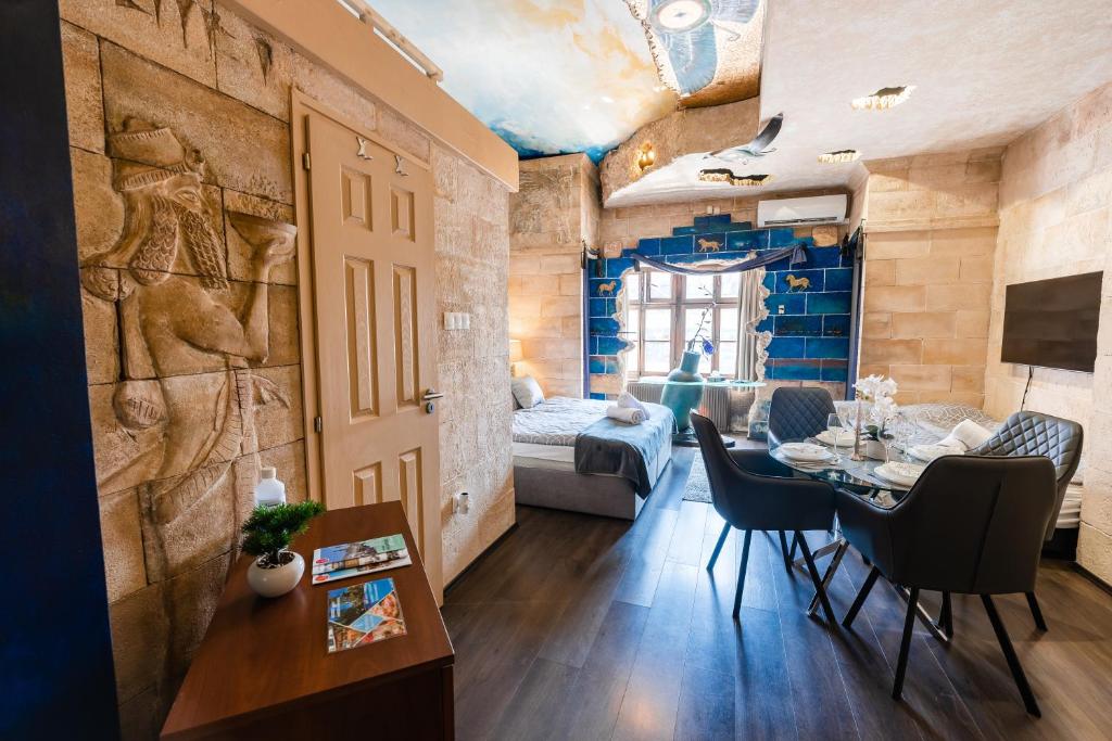 Pokój ze stołem i salonem w obiekcie Weissmann Residence w mieście Sopron