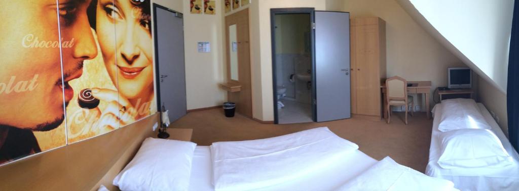 CineHotel Maroni - Double Room With Extrabed (2 Adults + 1 Child)