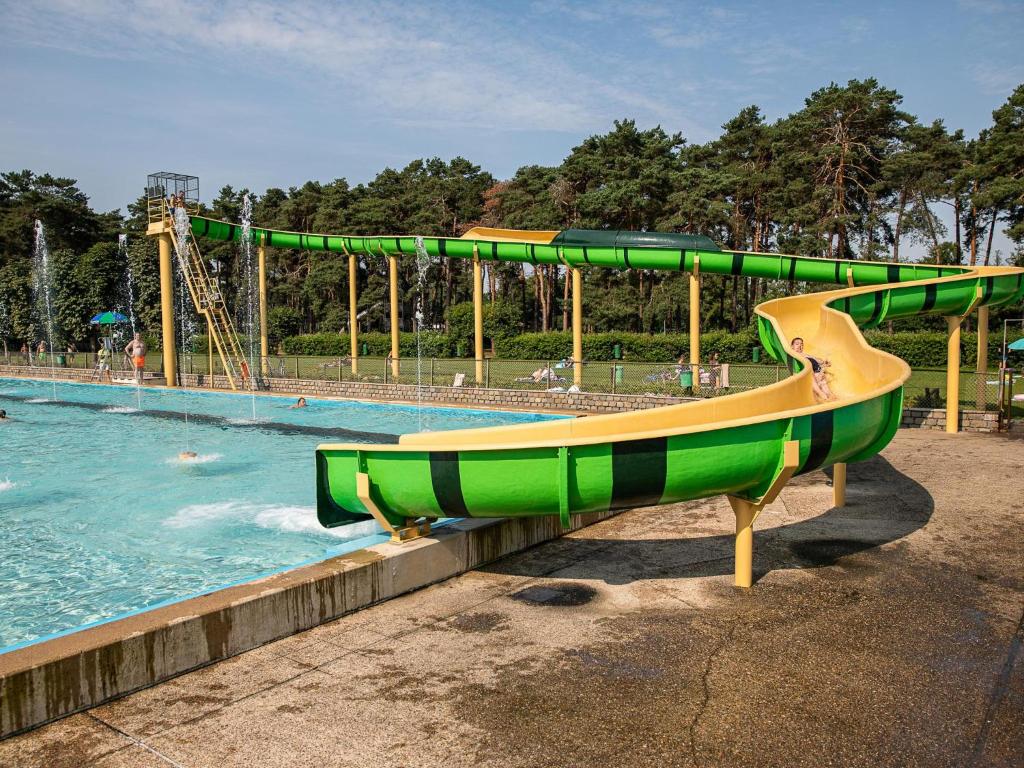 a water park with a slide in a pool at De Goolder in Bocholt