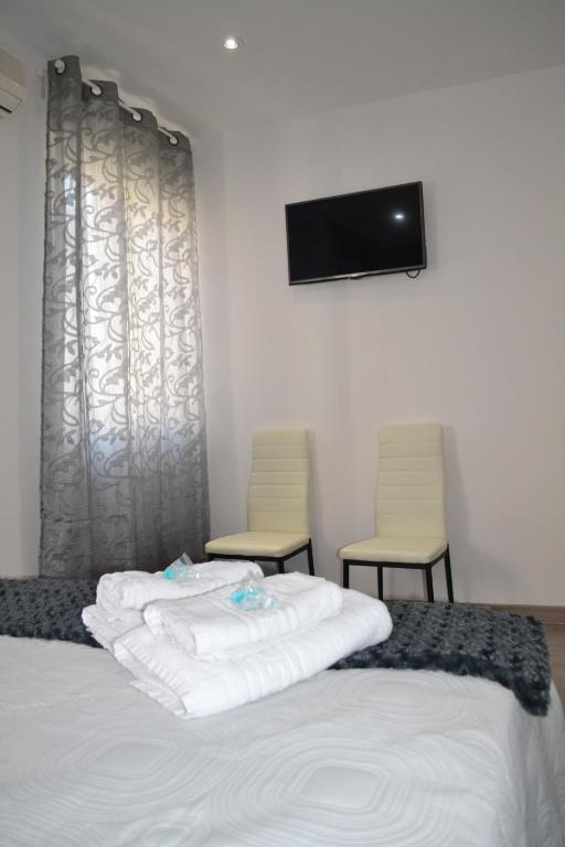 A bed or beds in a room at Hostal Meyra