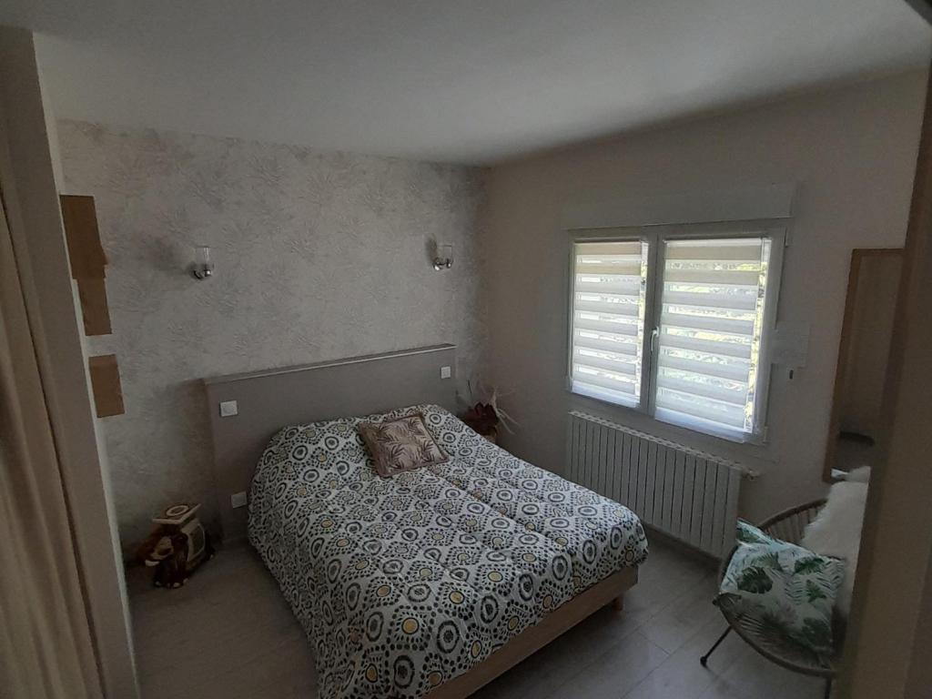 Łóżko lub łóżka w pokoju w obiekcie Gîte familial au bord de la Meuse, proche Verdun, activités nature, confort tout inclus - FR-1-585-83