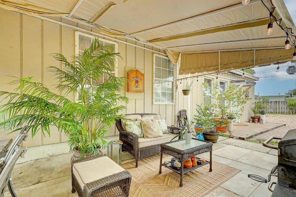 d'une terrasse avec un canapé et des plantes. dans l'établissement Wellington Garden, à West Palm Beach