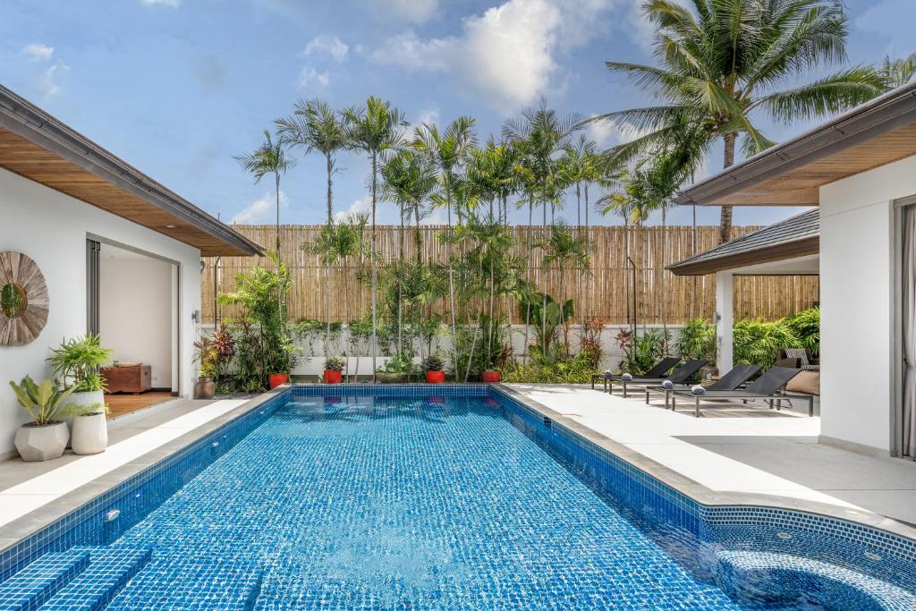 Discover a Tropical Hideaway within walking distance to Bang Tao Beach - Villa De Trois Chambres