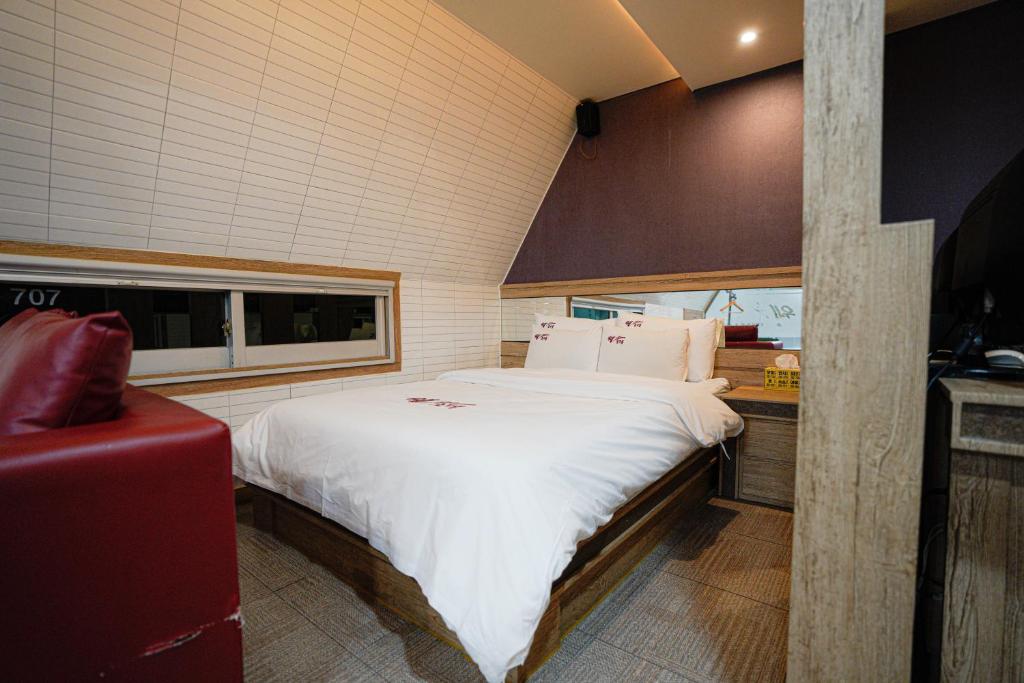 En eller flere senger på et rom på Mokpo Well hotel
