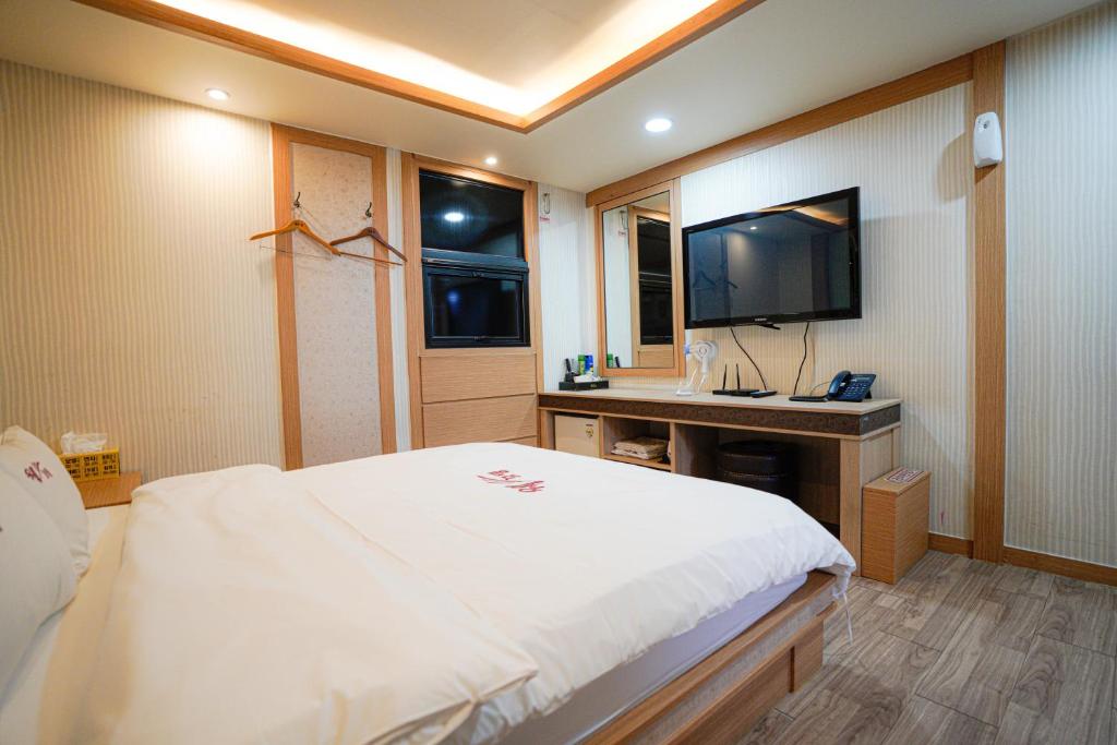En TV eller et underholdningssystem på Mokpo Well hotel