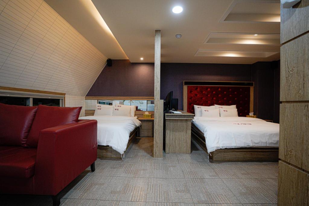 En eller flere senger på et rom på Mokpo Well hotel