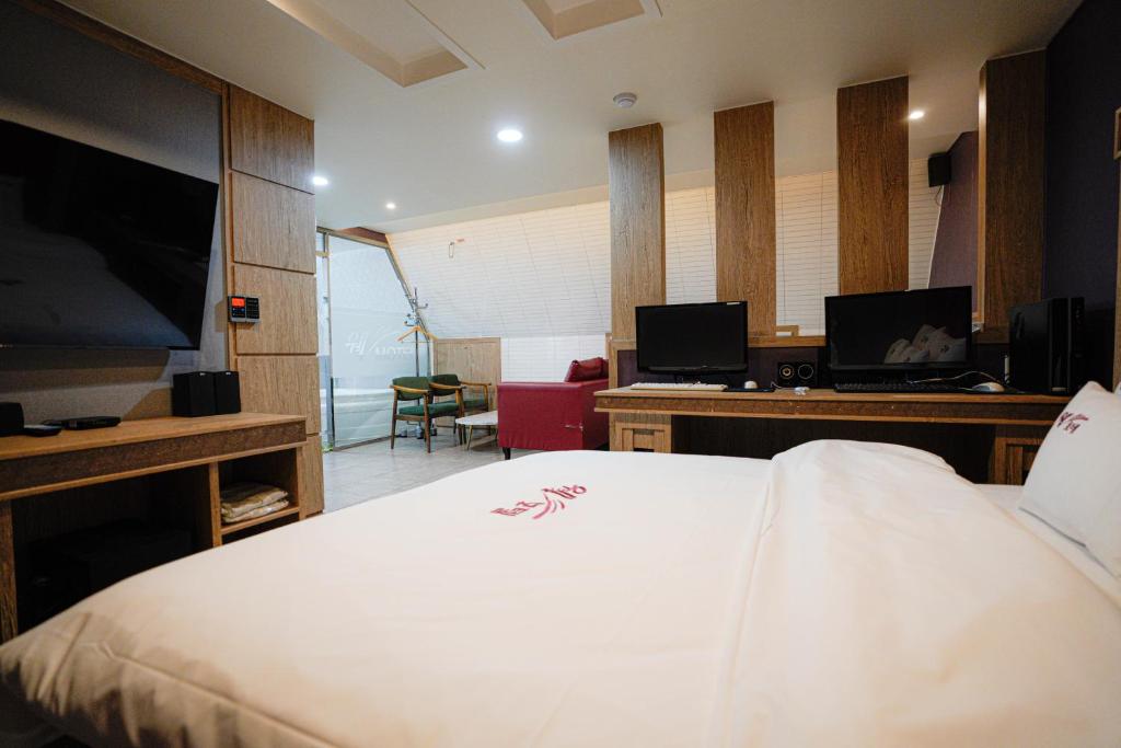 En TV eller et underholdningssystem på Mokpo Well hotel