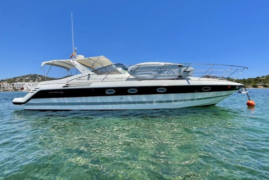 un barco blanco y negro en el agua en Cozy yacht lodge in Barcelona with boat tour option, en Barcelona