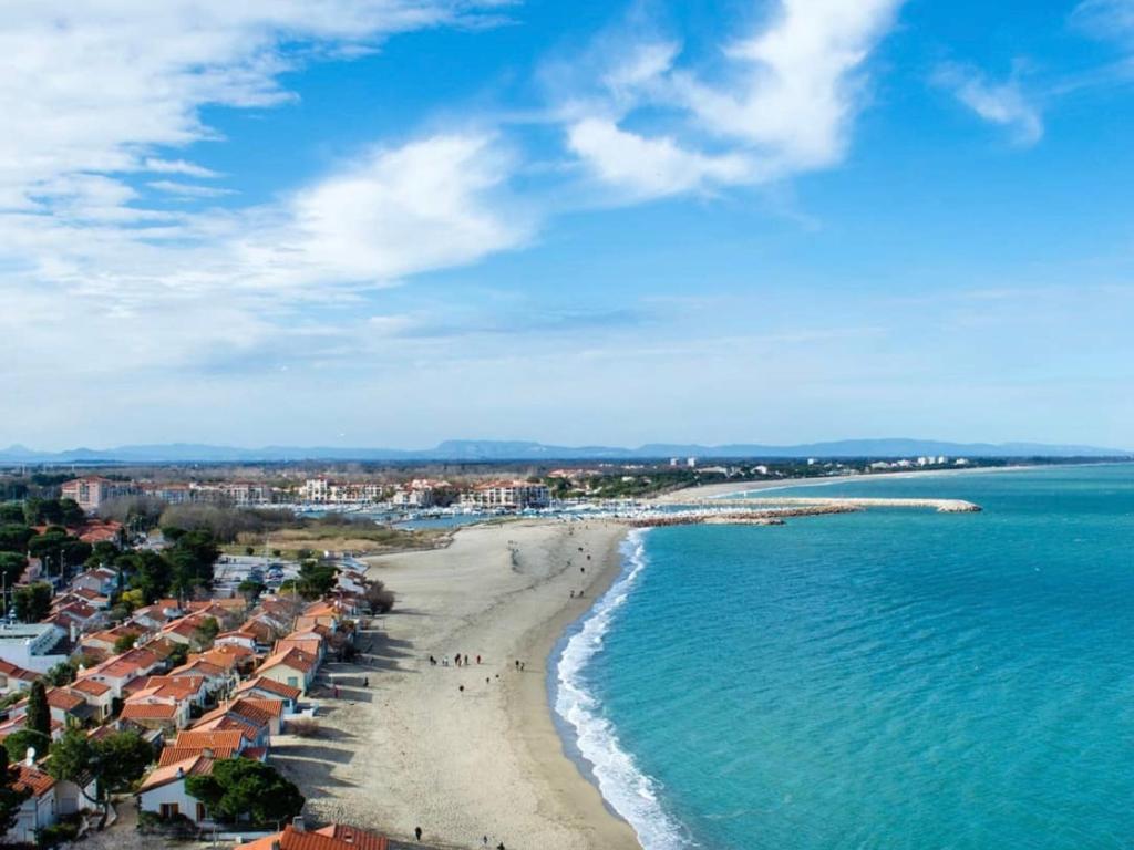 - une vue aérienne sur une plage avec des maisons et l'océan dans l'établissement Maison Argelès-sur-Mer, 3 pièces, 5 personnes - FR-1-732-16, à Argelès-sur-Mer