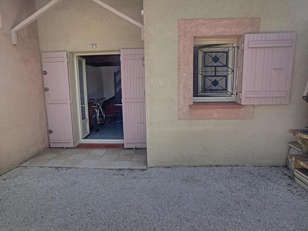 pusty pokój z drzwiami i oknem w obiekcie Maison Argelès-sur-Mer, 3 pièces, 5 personnes - FR-1-732-45 w Argelès-sur-Mer