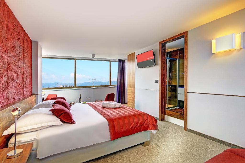 Postel nebo postele na pokoji v ubytování Horizon Luxury Suites & Design Rooms