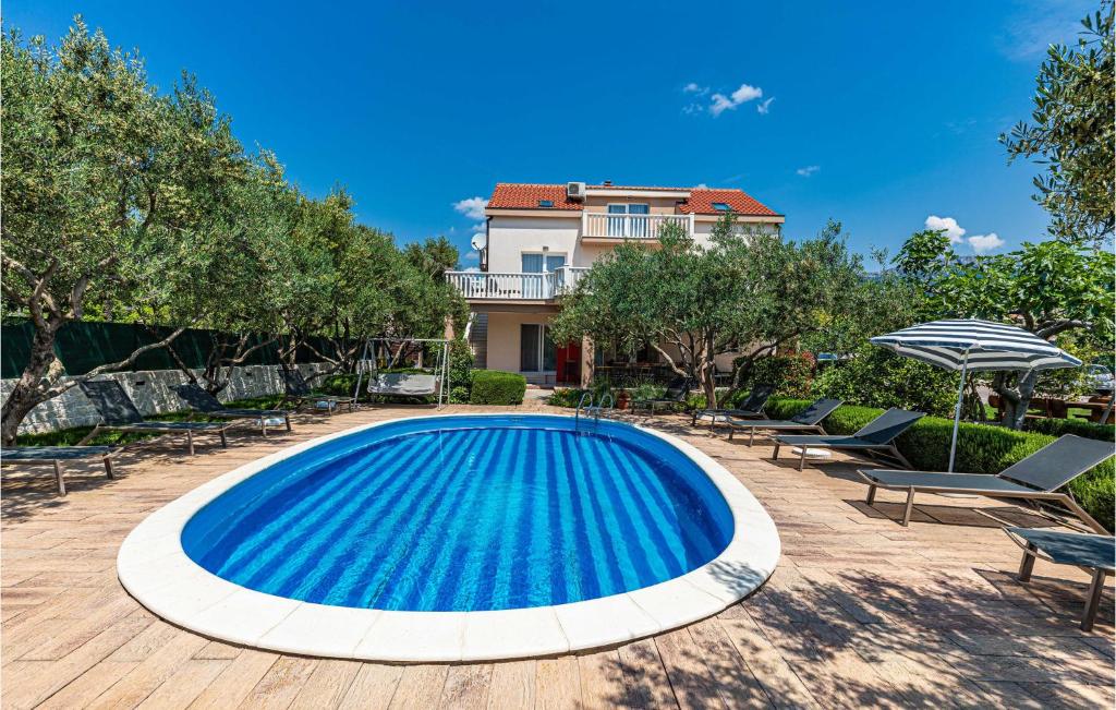 A piscina localizada em 7 Bedroom Awesome Home In Kastel Stafilic ou nos arredores