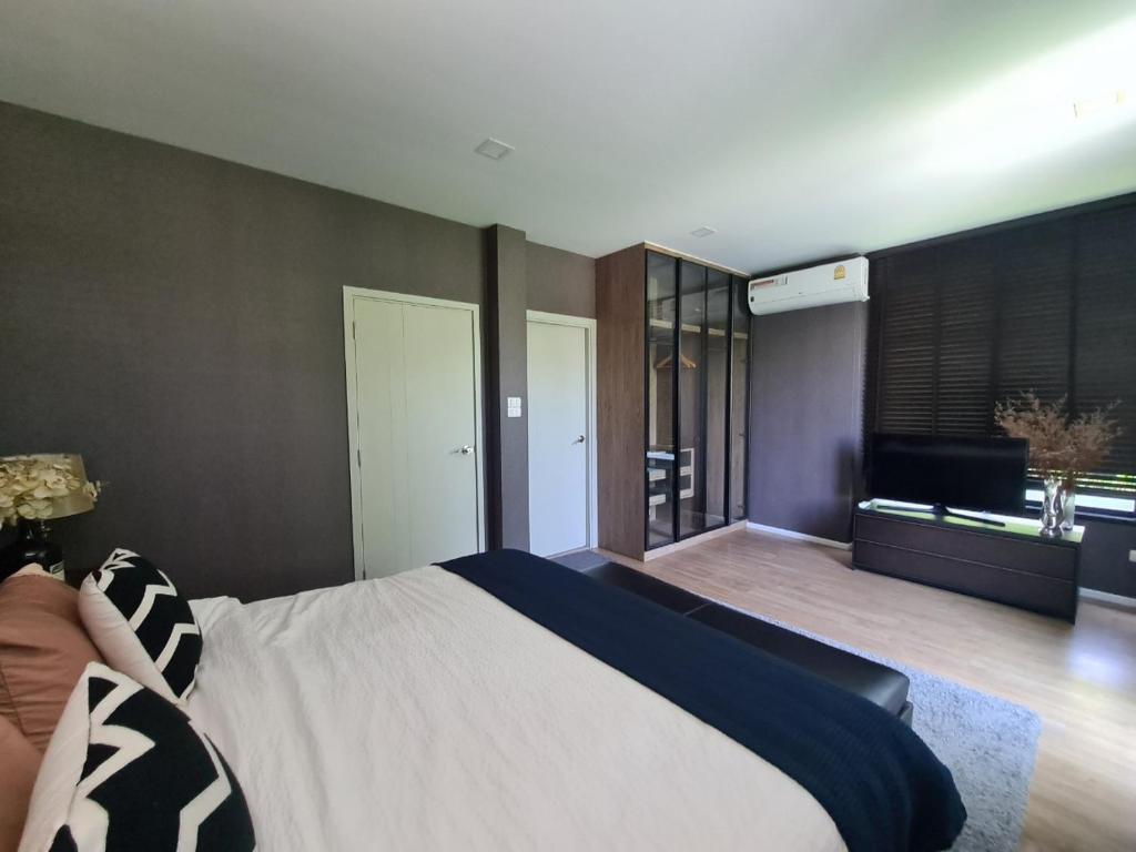 Postel nebo postele na pokoji v ubytování MaZ Townhome Modern Luxury 19