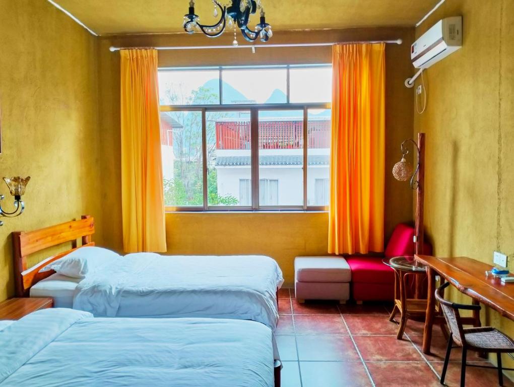 Postel nebo postele na pokoji v ubytování YangShuo Eden Inn