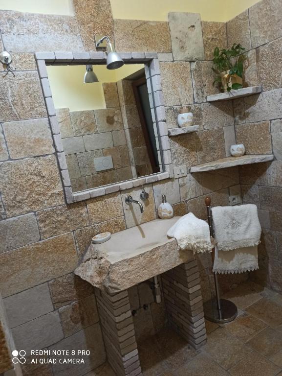 Bilik mandi di Villa Su Monte Abele