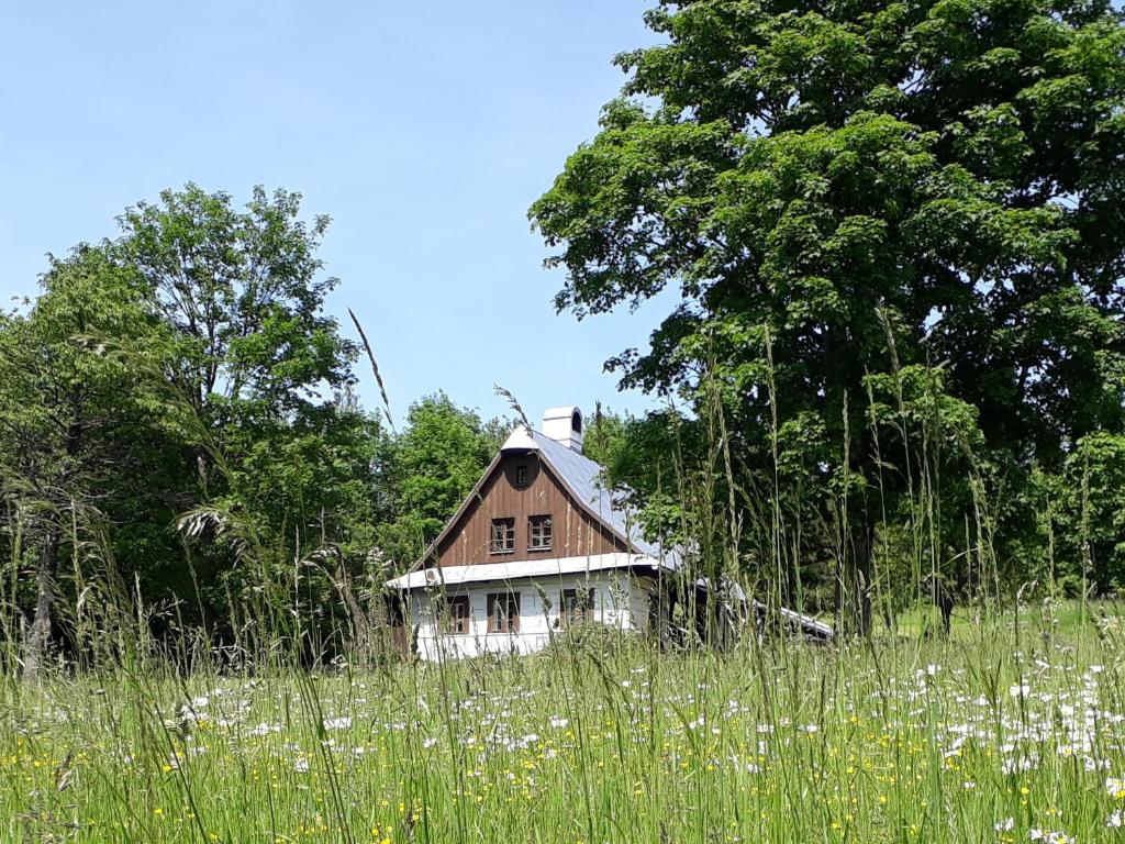 an old house in the middle of a field at chalupa Pod Metodkou in Věcov