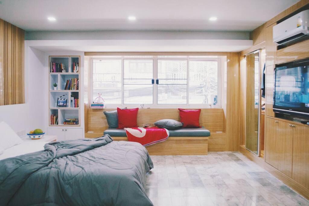 um quarto com uma cama, um sofá e uma janela em Double Studio, Private Bath, Shared Kitchen with Local Family by Pillows & Purrs em Bangkok