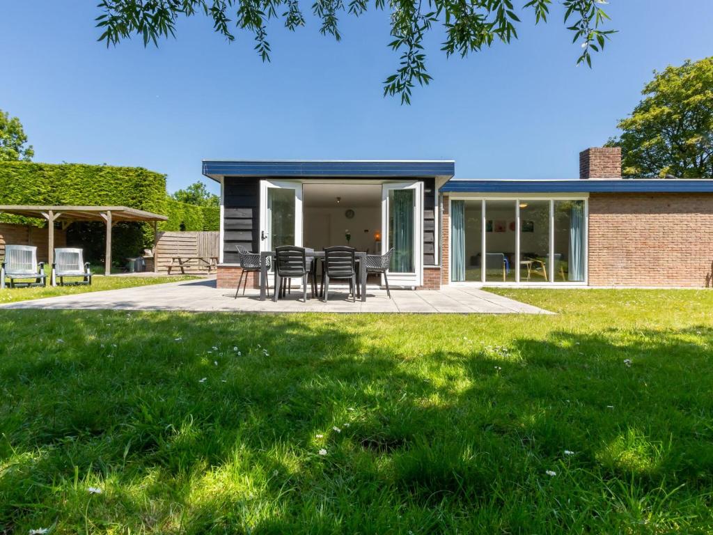 una casa con patio con sillas en el patio en Gorgeous Holiday Home in Wolphaartsdijk with Garden, en Wolphaartsdijk
