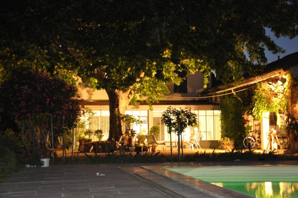 une maison avec une piscine devant une maison dans l'établissement la ferme de tonton Jules 1, à Entraigues-sur-la-Sorgue