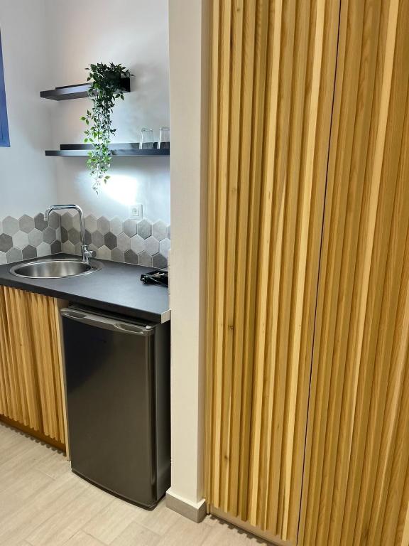 Kuchyňa alebo kuchynka v ubytovaní Akroyiali Resort