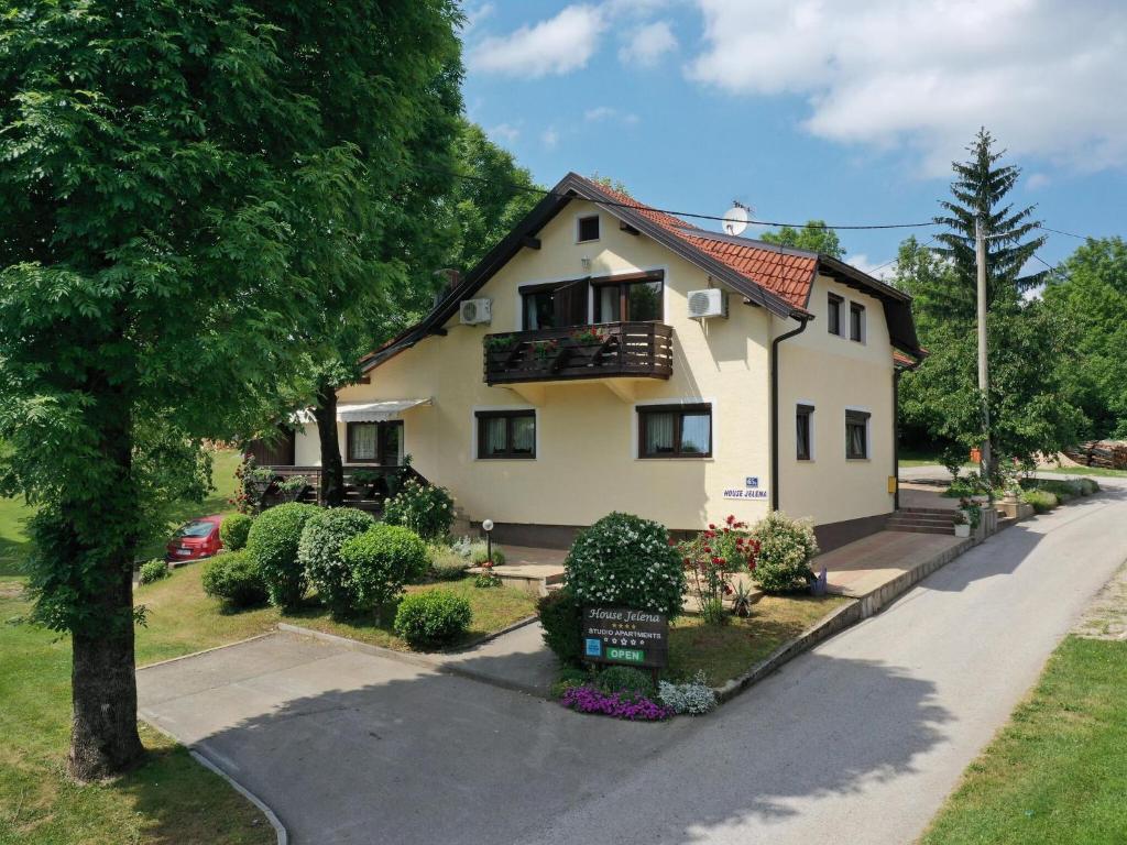 Apartment in Seliste Dreznicko with garden